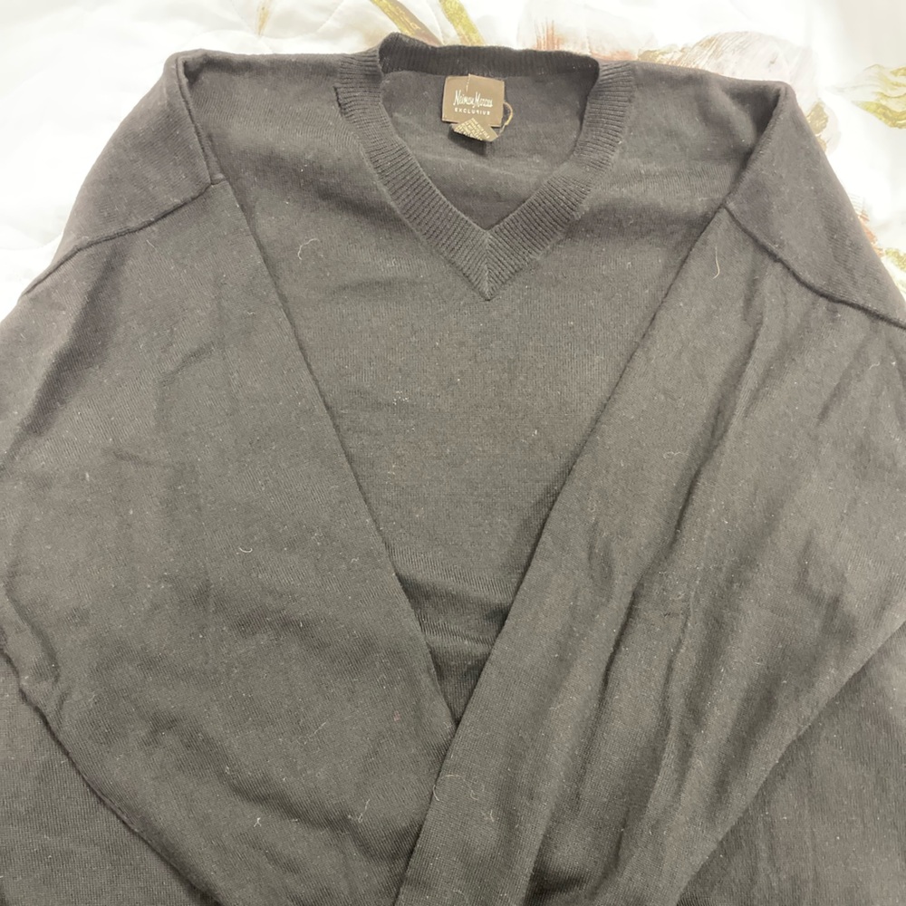 Neiman Marcus Exclusive Men's V-Neck Sweater Cashmere - Black